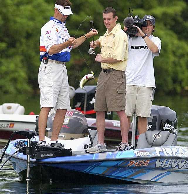 130724164635-kurt-busch-fishing-single-image-cut.jpg